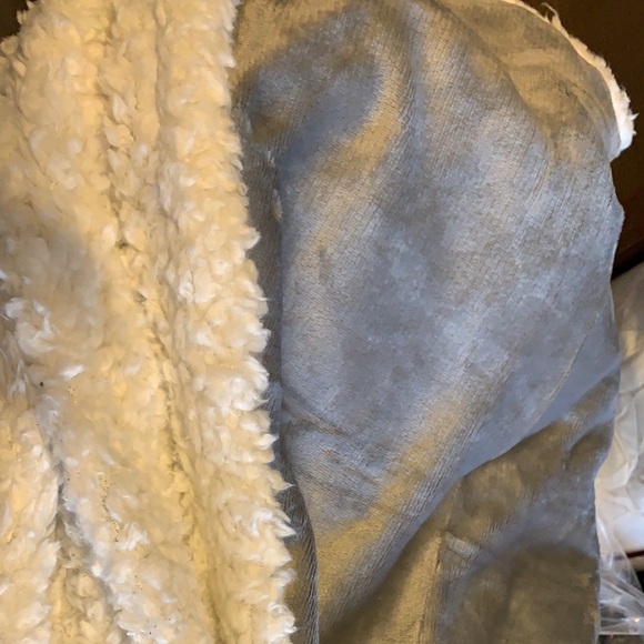 Target 50"x60"  Gray Velvet Sherpa Throw Blanket NWOT - Picture 5 of 6
